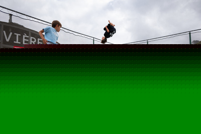 Enfants sur des trampolines à Tignes